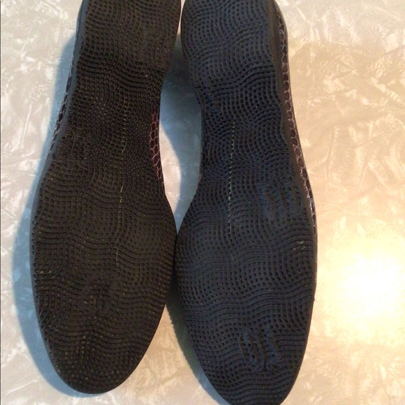Caligarius Bill Pinner grayish snake print flats. - Picture 4 of 4